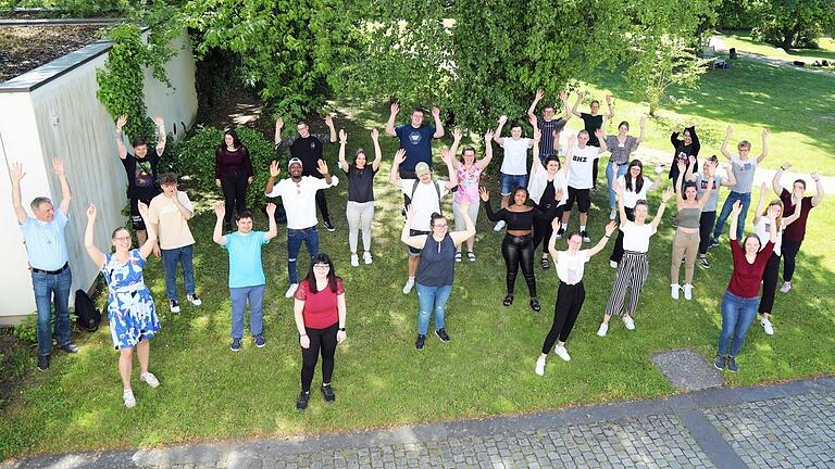 Gruppenfoto mit den Auszubildenden aus dem Bistum Würzburg im Garten des Exerzitienhauses Himmelspforten am Ende des &quot;Azubitags&quot;. Mit auf dem Bild (ganz links) sind Valerie Diemer, Referentin für Ausbildungsberufe und die Ausbildungsinitiative, und Domvikar Peter Göttke, Leiter der Abteilung Personalgewinnung und Ausbildung.