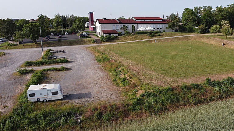 Das Baufeld der künftigen Veranstaltungshalle im Vordergrund mit dem Haselberghaus und Feuerwehrgerätehaus im Hintergrund. In Zuge des Neubaus der Veranstaltungshalle entsteht auch eine zentrale Energieversorgung für die drei Liegenschaften der Gemeinde.