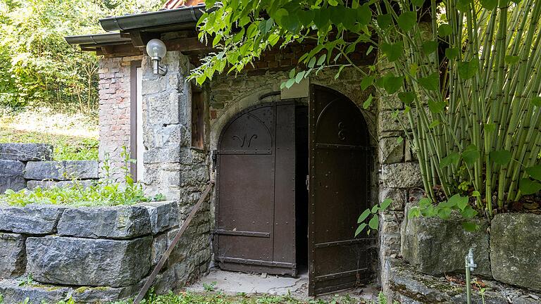 Historisches Gemäuer: Haupteingang zum Heidingsfelder Bierkeller aus Mitte des 19. Jahrhunderts, der in die in die Denkmalliste aufgenommen worden ist.