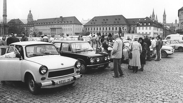 11. November 1989: Der Residenzplatz steht voller Trabis, Ladas und Wartburgs. Zu den DDR-Bürgern, die kurz nach dem Mauerfall nach Würzburg kamen, waren auch viele Besucher aus der Partnerstadt Suhl.