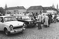 11. November 1989: Der Residenzplatz steht voller Trabis, Ladas und Wartburgs. Zu den DDR-Bürgern, die kurz nach dem Mauerfall nach Würzburg kamen, waren auch viele Besucher aus der Partnerstadt Suhl.