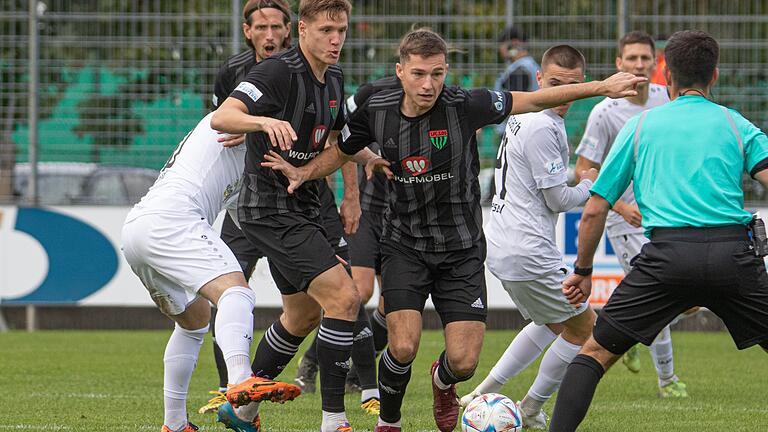 Torschütze im Getümmel: Tim Kraus (Mitte) brachte den FC 05 Schweinfurt (links Lukas Aigner) mit 2:1 in Führung. Dass es am Ende nur zu einem 2:2 reichte, lag auch daran, dass die SpVgg Ansbach bis zuletzt ein unbequemer Gegner war.