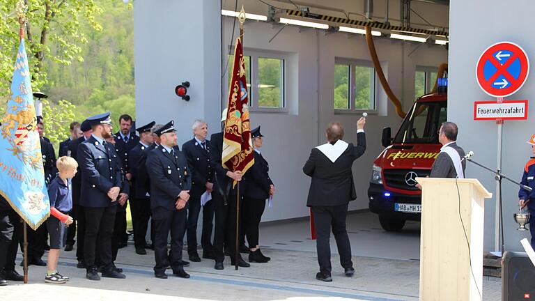 Pfarrer Thomas Eschenbacher und Diakon Manfred Müller segneten im Rahmen einer Andacht das neue Feuerwehrgebäude und alle, die es nutzen.       -  Pfarrer Thomas Eschenbacher und Diakon Manfred Müller segneten im Rahmen einer Andacht das neue Feuerwehrgebäude und alle, die es nutzen.