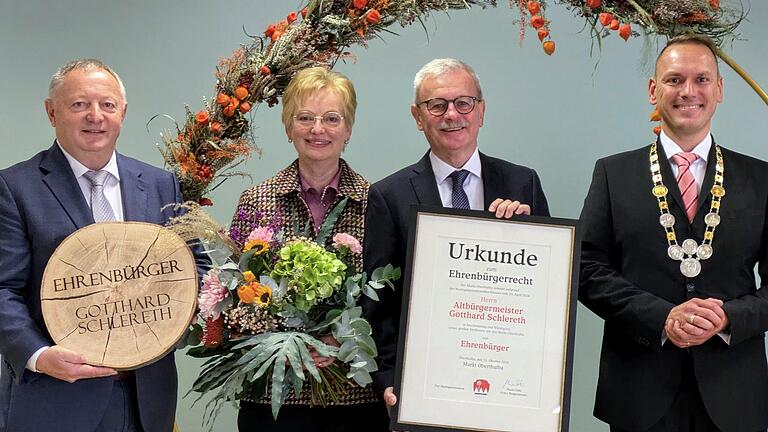 Ehrenbürger Gotthard Schlereth (zweiter von rechts) mit Ehefrau Theresia, Landrat Thomas Bold (links) und Bürgermeister Mario Götz.