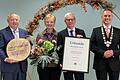 Ehrenbürger Gotthard Schlereth (zweiter von rechts) mit Ehefrau Theresia, Landrat Thomas Bold (links) und Bürgermeister Mario Götz.