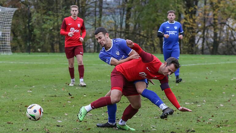 Fallstudie: Nicolas Schubert (vorne) vom TSV Rottendorf und Valentin Vogel vom TSV Unterpleichfeld in einer Zweikampfsituation.