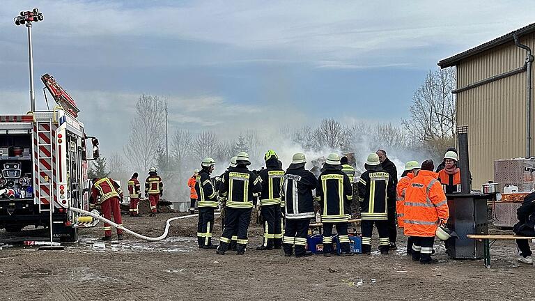In den Morgenstunden des Neujahrstages sah man die Wehrmänner nach dem Einsatz am wärmenden Ofen, an den Stehtischen und aufgestellt Bänken. Hier zeigte sich die Hilfsbereitschaft der Bevölkerung. In den Morgenstunden des Neujahrstages sah man die Wehrmänner nach dem Einsatz am wärmenden Ofen, an den Stehtischen und aufgestellt Bänken. Hier zeigte sich die Hilfsbereitschaft der Bevölkerung.