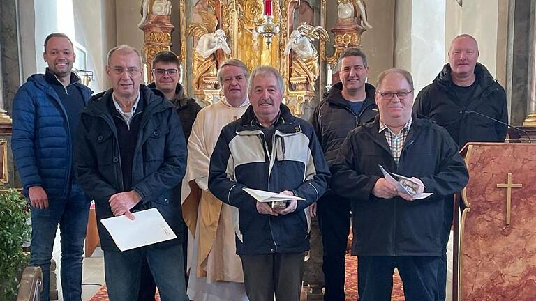 Im Bild hinten von links: Schriftführer Thomas Siepak, Florian Fischer, Pfarrer Günter Höfler, Kirchenpfleger Thomas Burkard, Kirchenrechner Martin Schmitt. Vorne von links die ausgeschiedenen Kirchenverwaltungsmitglieder Norbert Lenz, Elmar Ries, Michael Landauer. Im Bild hinten von links: Schriftführer Thomas Siepak, Florian Fischer, Pfarrer Günter Höfler, Kirchenpfleger Thomas Burkard, Kirchenrechner Martin Schmitt. Vorne von links die ausgeschiedenen Kirchenverwaltungsmitglieder Norbert Lenz, Elmar Ries, Michael Landauer.