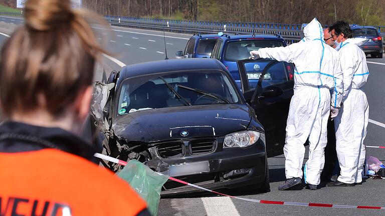 Zwei Tote in Unterfranken       -  Ermittler der Polizei sichern am 09.04.2017 in einem Auto auf der Haseltalbrücke der Autobahn A3 bei Bischbrunn (Bayern) Spuren. In dem Auto wurde die Leiche einer Frau gefunden, unterhalb der Brücke ein toter Mann.