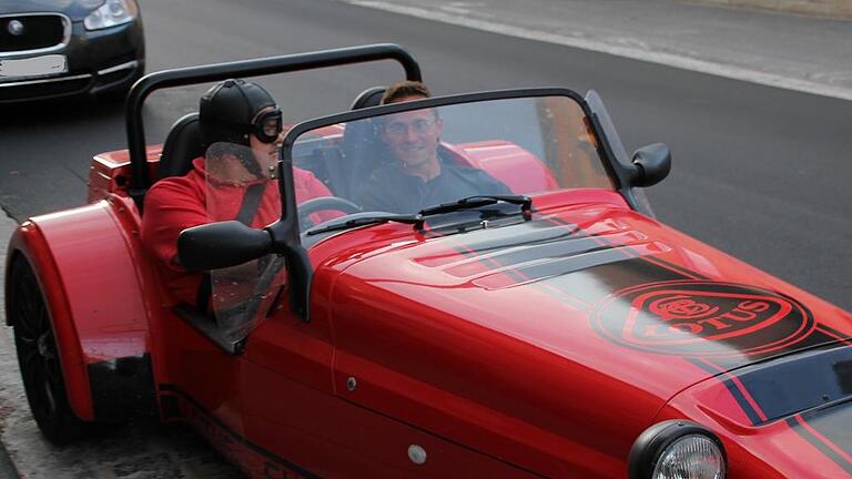 Ein Highlight von Daniel Pfliegers Station in Stockheim war sicherlich die Spritztour als Beifahrer im Lotus Super Seven von Klaus &bdquo;Akku&ldquo; Büttner aus Oberwaldbehrungen, ebenfalls begeisterter Geocacher.