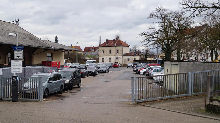 Jenseits des Metallzauns beginnen die Parkflächen mit Parkscheinpflicht. Doch genau an der Grenze gibt es lediglich ein Schild, das auf den Parkautomaten hinweis. Hat die Stadt hier einen Fehler gemacht?