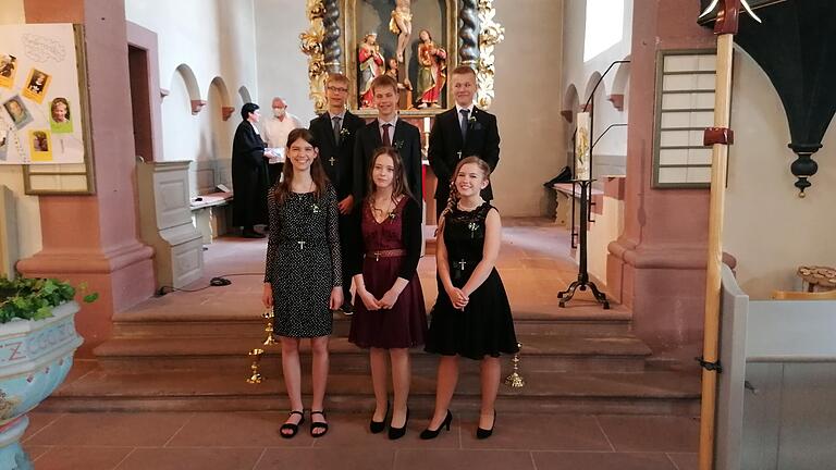 Die Konfirmanden: Erste Reihe von links: Klara Seifert, Larissa Stranner, Vanessa Kasubke, zweite Reihe von links: Julian Schwab, Fabian Schwab, Nico Wehr. Die Konfirmanden: Erste Reihe von links: Klara Seifert, Larissa Stranner, Vanessa Kasubke, zweite Reihe von links: Julian Schwab, Fabian Schwab, Nico Wehr.