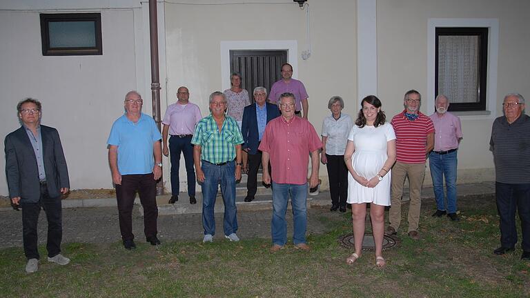 Gewählte und Geehrte beim Dettelbacher SPD-Ortverein (von links): Michael Langer, Ludwig Ehmer, Bernhard Rappert, Reinhard Mohr, Sonja Heinemann, Manfred Berger, Michael Hartmann, Joachim Beck, Margarete Götz. Eva-Maria Weimann, Rudolf Vay, Hans Mayer und Hermann Reinfelder.