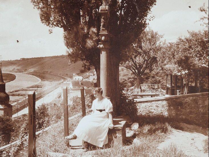 Auf der Schlossterrasse um 1910. Auf der Schlossterrasse um 1910.