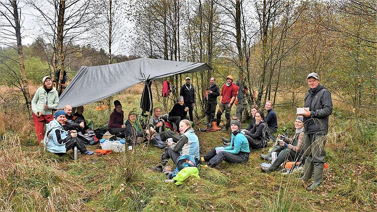 Frühstückspause im „Lager“: Die Bergwaldprojekt-Gruppe mit Ranger Jan Knittel und Betreuer Philipp Fritz im Roten Moor.