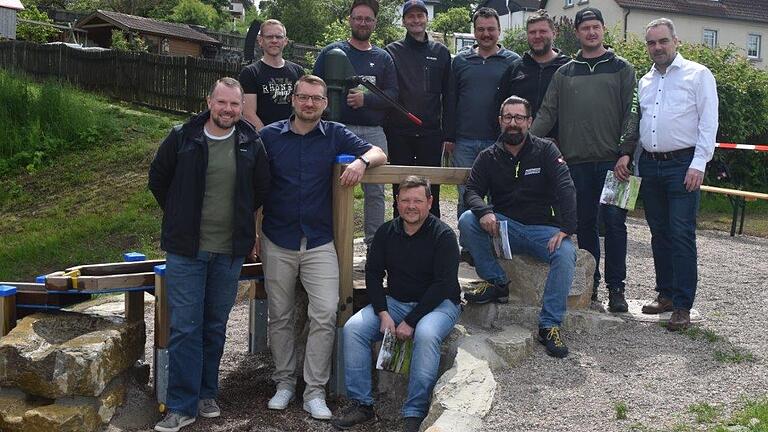 Väter packten kräftig an: Dank der Mithilfe der Eltern ist an der Stadtmauer in Fladungen eine neue Wasserspielanlage entstanden. Im Bild ein Teil der Helfer mit Bürgermeister Michael Schnupp (rechts). Väter packten kräftig an: Dank der Mithilfe der Eltern ist an der Stadtmauer in Fladungen eine neue Wasserspielanlage entstanden. Im Bild ein Teil der Helfer mit Bürgermeister Michael Schnupp (rechts).