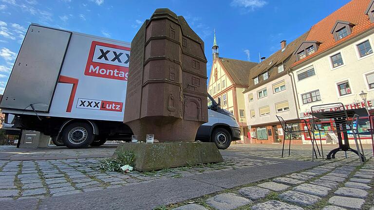 Ein Modell am nördlichen Ende der Umrisse des ehemaligen Gemündener Rathauses zeigt, wie es vor seiner Zerstörung im April 1945 ausgesehen hat. Ein Modell am nördlichen Ende der Umrisse des ehemaligen Gemündener Rathauses zeigt, wie es vor seiner Zerstörung im April 1945 ausgesehen hat.