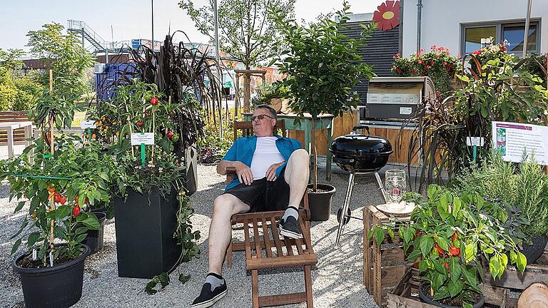 Im Trend: der „Männerbalkon“. Hier darf der Grill natürlich nicht fehlen, dazu Grillkräuter, Tomaten, Chilis und frische Minze für leckere Cocktails. Der Besucher Richard Suchanek aus Estenfeld testet gleich mal den Liegestuhl. Im Trend: der „Männerbalkon“. Hier darf der Grill natürlich nicht fehlen, dazu Grillkräuter, Tomaten, Chilis und frische Minze für leckere Cocktails. Der Besucher Richard Suchanek aus Estenfeld testet gleich mal den Liegestuhl.