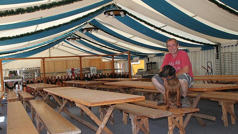 bru-uli-berghaus1 - Festzelt statt Hütte: Bernhard Oßner, der neue Pächter vom Berghaus Rhön, muss mit einem Festzelt die Bauphase für das neue Berghaus überbrücken. bru-uli-berghaus1 - Festzelt statt Hütte: Bernhard Oßner, der neue Pächter vom Berghaus Rhön, muss mit einem Festzelt die Bauphase für das neue Berghaus überbrücken.