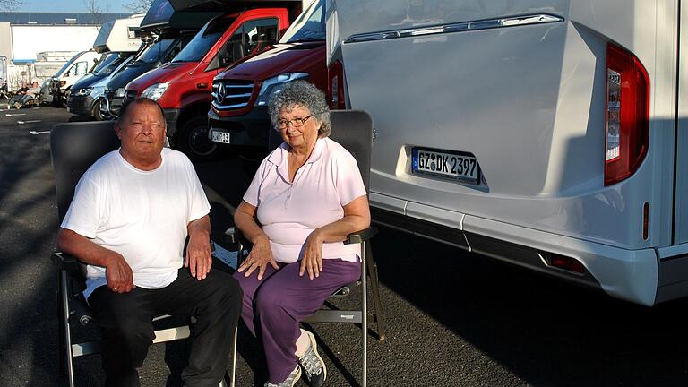 Typische Reisemobilisten sind Doris und Karl-Heinz Hannack, die am SeaBridge-Treffen teilnahmen und vom Stellplatz in Bad Königshofen begeistert waren. Typische Reisemobilisten sind Doris und Karl-Heinz Hannack, die am SeaBridge-Treffen teilnahmen und vom Stellplatz in Bad Königshofen begeistert waren.