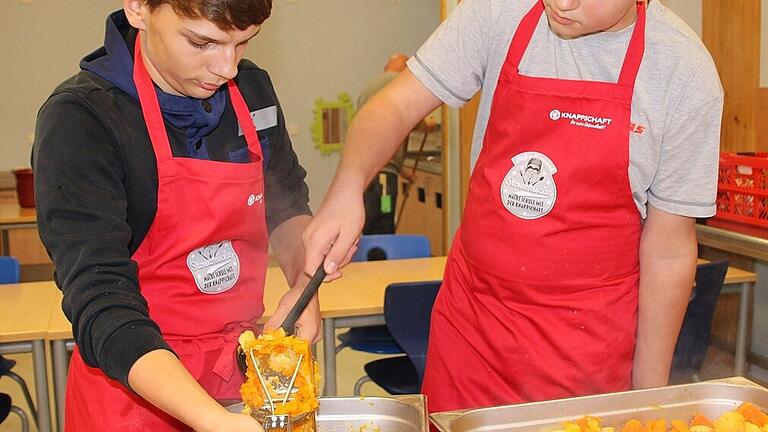 Lecker und gesund: Die Schüler bereiten Kartoffel-Kürbis-Stampf zu. Lecker und gesund: Die Schüler bereiten Kartoffel-Kürbis-Stampf zu.
