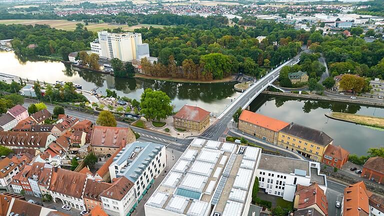 Auf dem Luftbild vom Marktplatz aus ist gut erkennen, wie eng der Raum für die Kreuzung der Maxbrücke ist. Im Vordergrund das Museum Georg Schäfer.&nbsp;