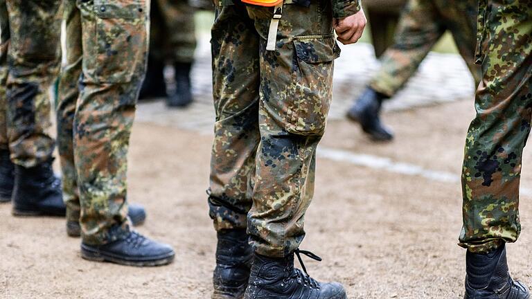 Bundeswehr       -  Bundeswehrsoldaten stehen in einer Reihe.