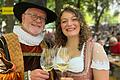 Ratsherr Franz Lang und die Volkacher Weinprinzessin Valentina Langer am Eröffnungstag des Volkacher Weinfests.
