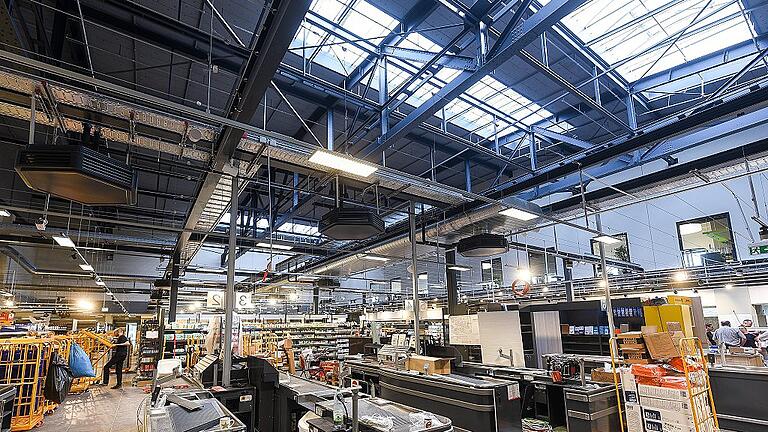 Noch nicht ganz fertig: der Lebensmittelmarkt im alten Flugzeughangar. Die Außenhülle sowie die Dachkonstruktion mit Stahlträgern blieb erhalten. Noch nicht ganz fertig: der Lebensmittelmarkt im alten Flugzeughangar. Die Außenhülle sowie die Dachkonstruktion mit Stahlträgern blieb erhalten.