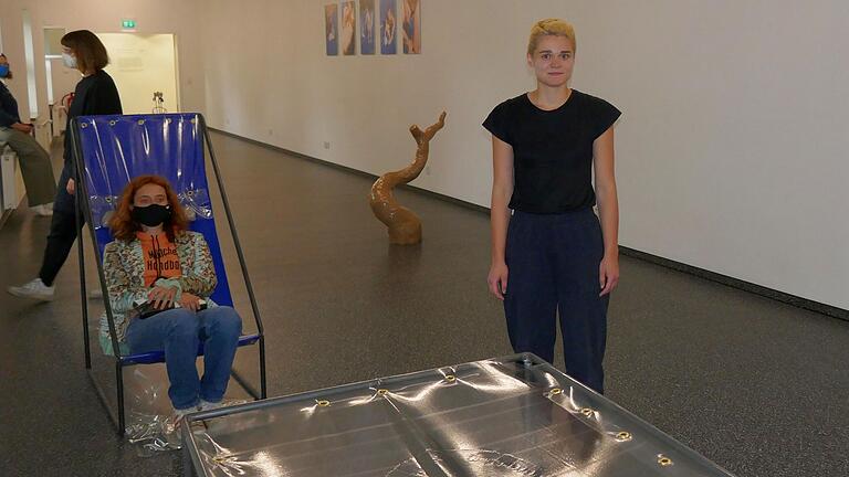 Julia Hainz bezieht in ihrer Ausstellung im Salong des Kunstvereins die Besucher mit ein. Julia Hainz bezieht in ihrer Ausstellung im Salong des Kunstvereins die Besucher mit ein.