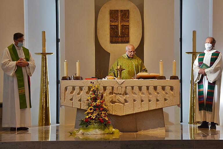 In der Pfarrkirche St. Johannes der Täufer in Großeibstadt feierte Pfarrvikar Benjamin Pereira am Samstag einen Festgottesdienst zu seinem 40. Priesterjubiläum. Mit ihm standen Dekan Andreas Krefft, Pfarrer Karl Feser und Pastoralreferentin Barbara Polzer am Altar. In der Pfarrkirche St. Johannes der Täufer in Großeibstadt feierte Pfarrvikar Benjamin Pereira am Samstag einen Festgottesdienst zu seinem 40. Priesterjubiläum. Mit ihm standen Dekan Andreas Krefft, Pfarrer Karl Feser und Pastoralreferentin Barbara Polzer am Altar.