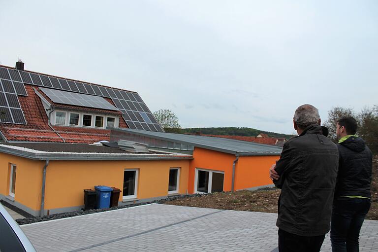 Auf dem Dach des Sondheimer Kindergartens sind bereits Solarmodule installiert. Die Gemeinderäte wollen nun prüfen lassen, ob sich das auch für den Krippenanbau rechnet.