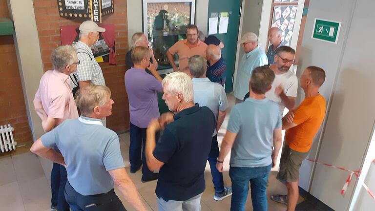 Nach 50 Jahren kehrten Absolventen der Realschule Marktheidenfeld an den 'Tatort' von 1972 zurück und informierten sich über das aktuelle schulische Geschehen. Nach 50 Jahren kehrten Absolventen der Realschule Marktheidenfeld an den 'Tatort' von 1972 zurück und informierten sich über das aktuelle schulische Geschehen.
