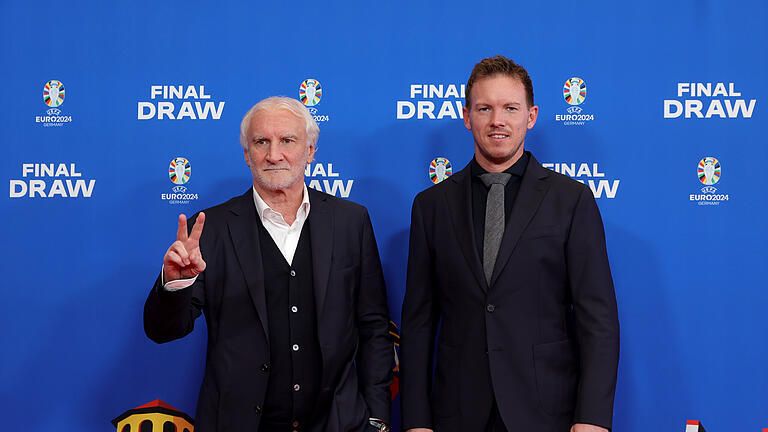 Fußball: EM, Auslosung in Hamburg.jpeg - DFB-Sportdirektor Rudi Völler (l) und Bundestrainer Julian Nagelsmann haben eine relativ machbare Gruppe zugelost bekommen. Fußball: EM, Auslosung in Hamburg.jpeg - DFB-Sportdirektor Rudi Völler (l) und Bundestrainer Julian Nagelsmann haben eine relativ machbare Gruppe zugelost bekommen.
