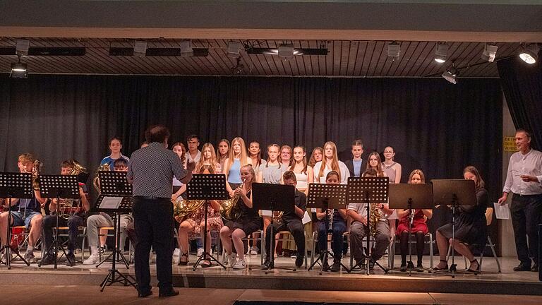 Im Bild das Bläserensemble mit Mittel- und Oberstufenchor. Im Bild das Bläserensemble mit Mittel- und Oberstufenchor.
