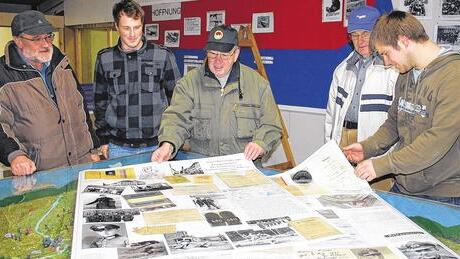 Der Museumsfrühling naht: Voll im Einsatz sind derzeit (von links) Walter Hamm, Praktikant Christoph Herbig, Erhard Schumacher, Museumshistoriker Wilhelm Pierau und Severin Weißenseel beim Aufbau der großen Sonderausstellung zum Kriegsende vor 70 Jahren. Der Museumsfrühling naht: Voll im Einsatz sind derzeit (von links) Walter Hamm, Praktikant Christoph Herbig, Erhard Schumacher, Museumshistoriker Wilhelm Pierau und Severin Weißenseel beim Aufbau der großen Sonderausstellung zum Kriegsende vor 70 Jahren.