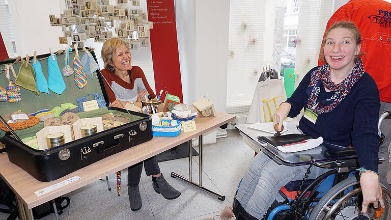 Kreatives im Koffer, gepaart mit Begegnungen und Gesprächen: Der Kreativ-Koffer-Markt ist ein Ort des Miteinanders. Unser Bild zeigt Ingrid Samfaß (links) und Elisa Elfinger. Kreatives im Koffer, gepaart mit Begegnungen und Gesprächen: Der Kreativ-Koffer-Markt ist ein Ort des Miteinanders. Unser Bild zeigt Ingrid Samfaß (links) und Elisa Elfinger.