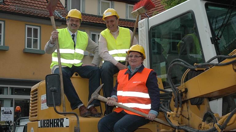 Stadtumbau mit vielen Aktionen: Brigitte Proß hat laut Eberhard Streit (links) die Baustelle Mellrichstadt zu einer Erlebniswelt gemacht und damit in 25 Jahren als Geschäftsführerin des Vereins Aktives Mellrichstadt ihr Meisterstück abgeliefert. Stadtumbau mit vielen Aktionen: Brigitte Proß hat laut Eberhard Streit (links) die Baustelle Mellrichstadt zu einer Erlebniswelt gemacht und damit in 25 Jahren als Geschäftsführerin des Vereins Aktives Mellrichstadt ihr Meisterstück abgeliefert.