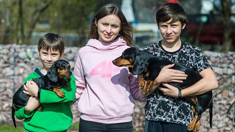 Endlich in Sicherheit: Ludmilla ist mit ihren beiden Söhnen Nasar (links mit Dackel Alpha) und Stanislav (rechts mit Dackel Jessica) vor dem Krieg in der Ukraine geflohen. In Schweinfurt suchen sie nun eine Wohnung, in der auch die tierischen Familienmitglieder leben dürfen. Endlich in Sicherheit: Ludmilla ist mit ihren beiden Söhnen Nasar (links mit Dackel Alpha) und Stanislav (rechts mit Dackel Jessica) vor dem Krieg in der Ukraine geflohen. In Schweinfurt suchen sie nun eine Wohnung, in der auch die tierischen Familienmitglieder leben dürfen.