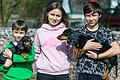 Endlich in Sicherheit: Ludmilla ist mit ihren beiden Söhnen Nasar (links mit Dackel Alpha) und Stanislav (rechts mit Dackel Jessica) vor dem Krieg in der Ukraine geflohen. In Schweinfurt suchen sie nun eine Wohnung, in der auch die tierischen Familienmitglieder leben dürfen.