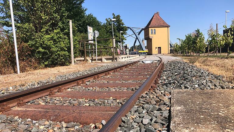 Wenn die Mainschleifenbahn Teil des Netzes der Deutschen Bahn werden soll, gilt es im Vorfeld bestimmte Hausaufgaben zu erledigen. In der Nähe der Haltestellen, wie hier in Astheim, müssen die Kommunen Parkplätze schaffen, um Park & Ride zu ermöglichen. Wenn die Mainschleifenbahn Teil des Netzes der Deutschen Bahn werden soll, gilt es im Vorfeld bestimmte Hausaufgaben zu erledigen. In der Nähe der Haltestellen, wie hier in Astheim, müssen die Kommunen Parkplätze schaffen, um Park & Ride zu ermöglichen.