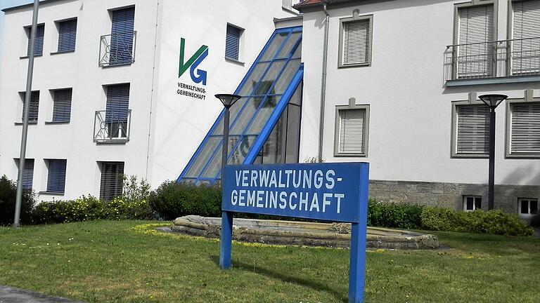 Momentan werden die Gebäude der VG Bad Neustadt noch mit Erdgas beheizt. Die Verwaltungsgemeinschaft strebt jedoch einen Anschluss an die Biomasse-Wärmeversorgung Bad Neustadt an. Momentan werden die Gebäude der VG Bad Neustadt noch mit Erdgas beheizt. Die Verwaltungsgemeinschaft strebt jedoch einen Anschluss an die Biomasse-Wärmeversorgung Bad Neustadt an.