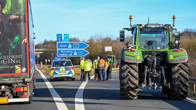 Immer wieder blockierten Bäuerinnen und Bauern in diesen Tagen Autobahnauffahrten, wie hier in&nbsp; Estenfeld (Lkr. Würzburg). Eine geplante Demo mitten auf der Autobahn aber untersagte jetzt das Verwaltungsgericht Würzburg.