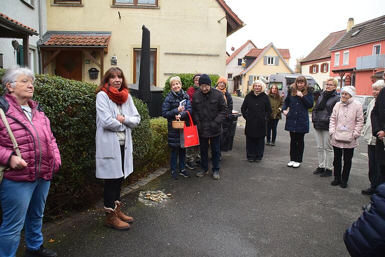 In der Klostergasse wurde vor kurzem ein Stolperstein für Frieda Hausmann verlegt. Manche legten dort nun Steine zum Gedenken nieder.