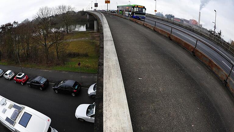 Nach der Max- Neubau der Hahnenhügelbrücke       -  Das staatliche Bauamt und das städtische Baureferat stehen in diesen Tagen im ständigen Kontakt. Die Stadt will 2022 die Maxbrücke abreißen, also just in dem Jahr, in welchem  der staatliche Straßenbau mit der Erneuerung der Hahnenhügelbrücke beginnen wollte. Aktueller Stand ist, dass zuerst die marode Maxbrücke für 17 bis 20 Millionen Euro ausgetauscht wird; im direkten Anschluss dann die Hahnenhügelbrücke &ndash; oder auch umgekehrt, was Holger Bothe, Leiter der staatlichen Behörde, nicht ausschließt, denn bei derart langfristigen Projekten seinen Terminverschiebungen nicht auszuschließen, so Behördenleiter Bothe auf Nachfrage dieser Redaktion. In Sachen Dringlichkeit wird die Maxbrücke auch nach der 1,5 Millionen Euro teuren Sanierung in den kommenden sechs Monaten an vorderer Stelle stehen. Mit der siebenstelligen Summe soll die 259 Meter lange Maxbrücke lediglich bis über das Jahr 2020 hinaus ertüchtigt werden. Vor allem Verwerfungen in der Fahrbahn und der bröckelnde Beton verlangen nach dieser Sofortmaßnahme. Bei der Hahnenhügelbrücke drängt die Zeit weit weniger. Die wichtigste Verbindung in den Hafen schwächelt bautechnisch nicht, würde sich sogar aufrüsten lassen, doch dafür müsste sie monatelang gesperrt werden, was nach Meinung des Straßenbauamts ein Ding der Unmöglichkeit ist. Im Jahr 2011 wurde die 283 Meter lange Hahnenhügelbrücke, die damals täglich knapp 40 000 Autos und 1800 Laster zu verkraften hatte, unter die Lupe genommen. Der in den Jahren 1964 bis 1967 entstandene Stahlbetonkoloss zeigte sich stabil, rostete und bröckelte nicht. Lediglich das Streusalz hatte Spuren hinterlassen, die 2013 beseitigt wurden. Klar ist allerdings, dass die Hahnenhügelbrücke den weiter wachsenden Verkehr, insbesondere den Schwerlastverkehr, irgendwann nicht mehr bewältigt. Für eine Aufrüstung mit zusätzlich 200 Tonnen Stahl errechneten die Experten 2011 Kosten von acht Millionen Euro. Dem gegenüber steht die Investition von 25 Millionen Euro für einen Neubau. Unter Einbeziehung der Lebensdauer für den Neubau (70 Jahre) und für die sanierte alte Brücke (25 Jahre) entschied man sich für den Abriss und das Errichten einer neuen Brücke mit mehr Fahrstreifen und mit weit geringer Verkehrsbehinderung während der Bauphase, weil der erste Teil der neuen Hahnenhügelbrücke neben der alten &ndash; also wie bei der Brückenerneuerung auf den Autobahnen &ndash; erstellt werden soll. Dieser Überbau wird dann den gesamten Verkehr aufnehmen, während das alte Bauwerk abgebrochen und anschließend der zweite Überbau hochgezogen wird.