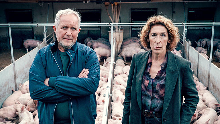 2_Tatort_Bauernsterben_Titel.jpg       -  Moritz Eisner (Harald Krassnitzer) und Bibi Fellner (Adele Neuhauser): Szene aus dem Tatort heute aus Wien ('Bauernsterben').