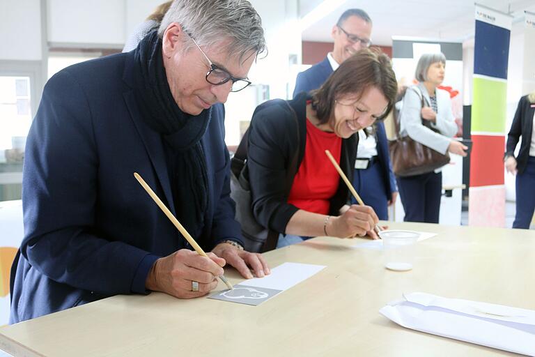 Auch die Ehrengäste probierten sich bei ihrem Rundgang aus, wie hier bei den Malern und Lackierern mit einer eigenen Postkarte. Auch die Ehrengäste probierten sich bei ihrem Rundgang aus, wie hier bei den Malern und Lackierern mit einer eigenen Postkarte.