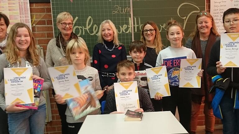 Beteiligte und Organisatoren des Vorlesewettbewerbs der Schule in Wiesentheid (hinten von links): Gerlitta Brunner, Klassenleiterin der 6G, Jutta Brust, Ella Hagemeister, Kristina Schneider, Schulleiterin Susanna Zeier, (vorne von links): Helena Wehr, Jannick Bauer, der Schulsieger Michael Zybin, Levin Christ, Otylia Kielbowicz, Gunnar Behringer.