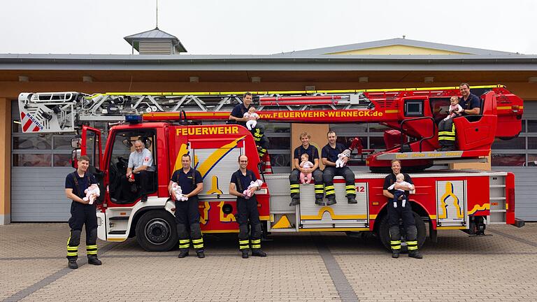 Die kleinen Nachwuchsfeuerwehrler mit ihre stolzen Vätern