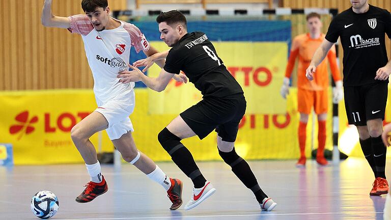 Robin Busch (rechts) vom TSV Rottendorf kann einen Spieler des ATSV Erlangen nicht stoppen.